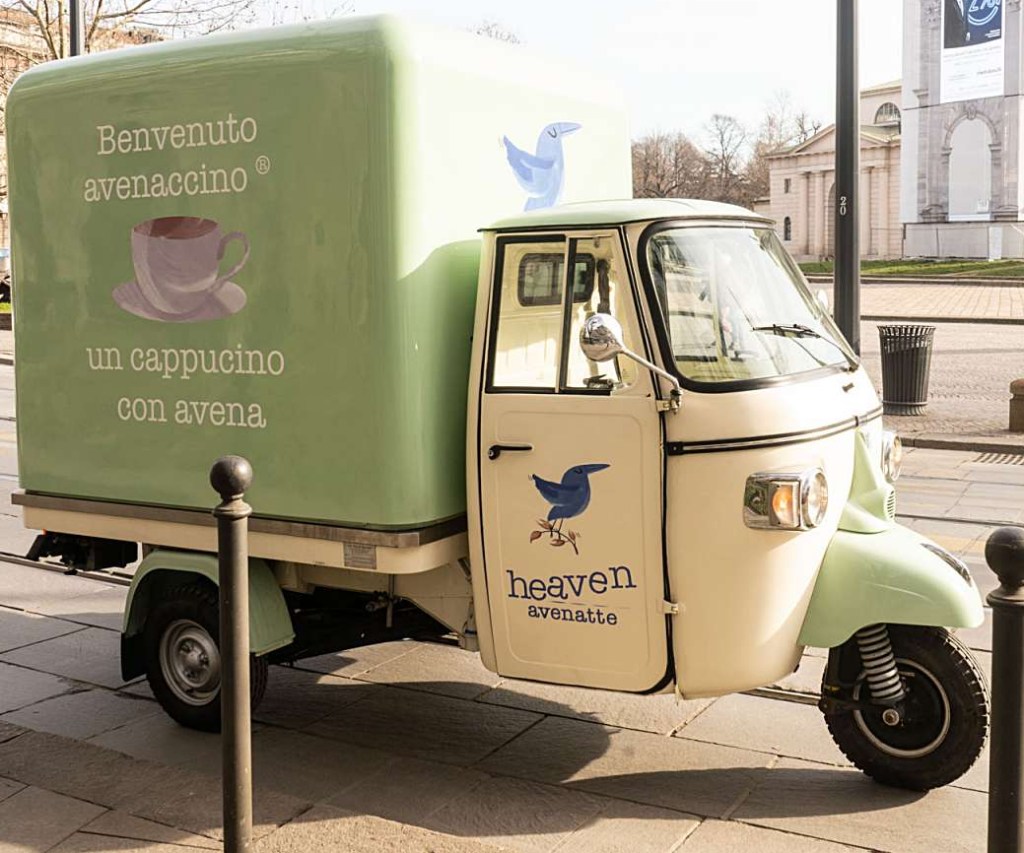 Heaven avena italia ha fatto assaggiare il suo avenaccino senza zuccheri aggiunti a Milano tramite una ape car.