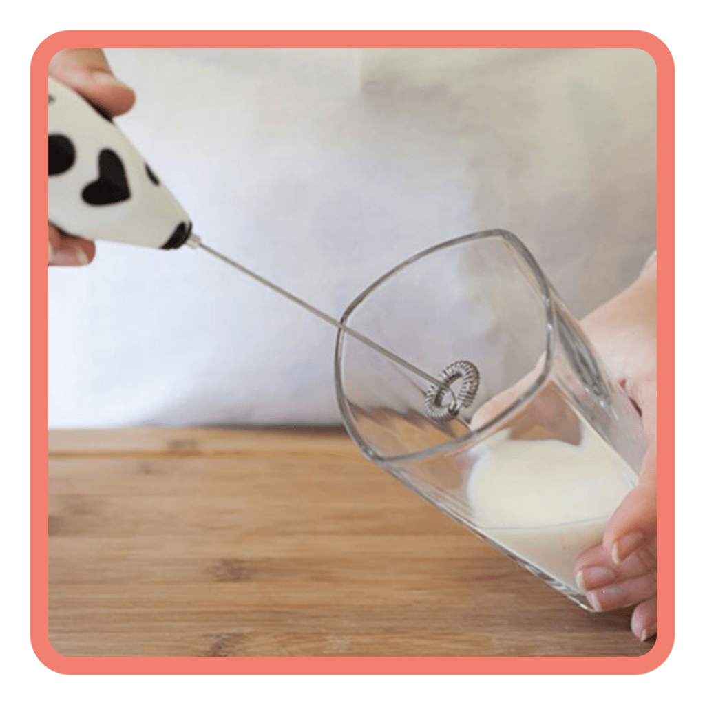 Il frullino elettrico che si compra all'ikea o su amazon è uno strumento utile ed economico per montare il latte d'avena heaven barista e fare la schiuma.