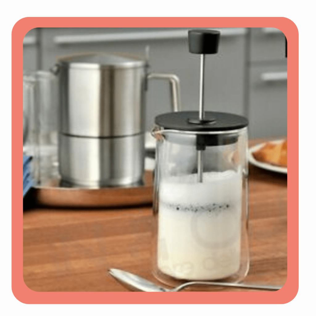 Il montalatte manuale o frullino è uno strumento utile per ottenere la schiuma perfetta quando si monta il latte d'avena di heaven, adez, granarolo, valsoia, alpro.