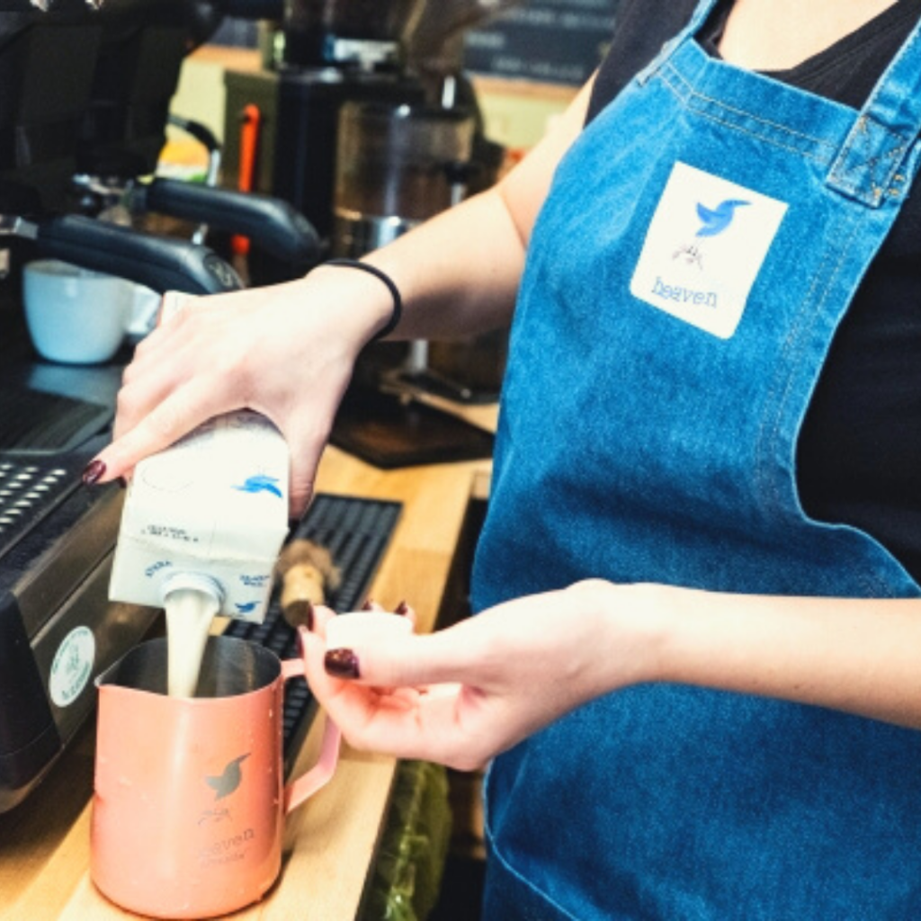 I baristi che servono l'avenaccino, il cappuccino realizzato con heaven barista, rendono i clienti vegani e vegetariani più felici.